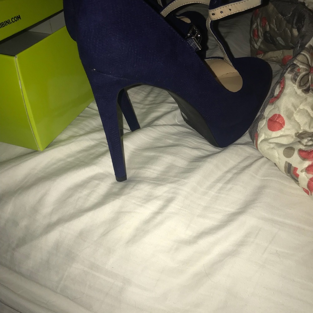Heels - Picture 3 of 3